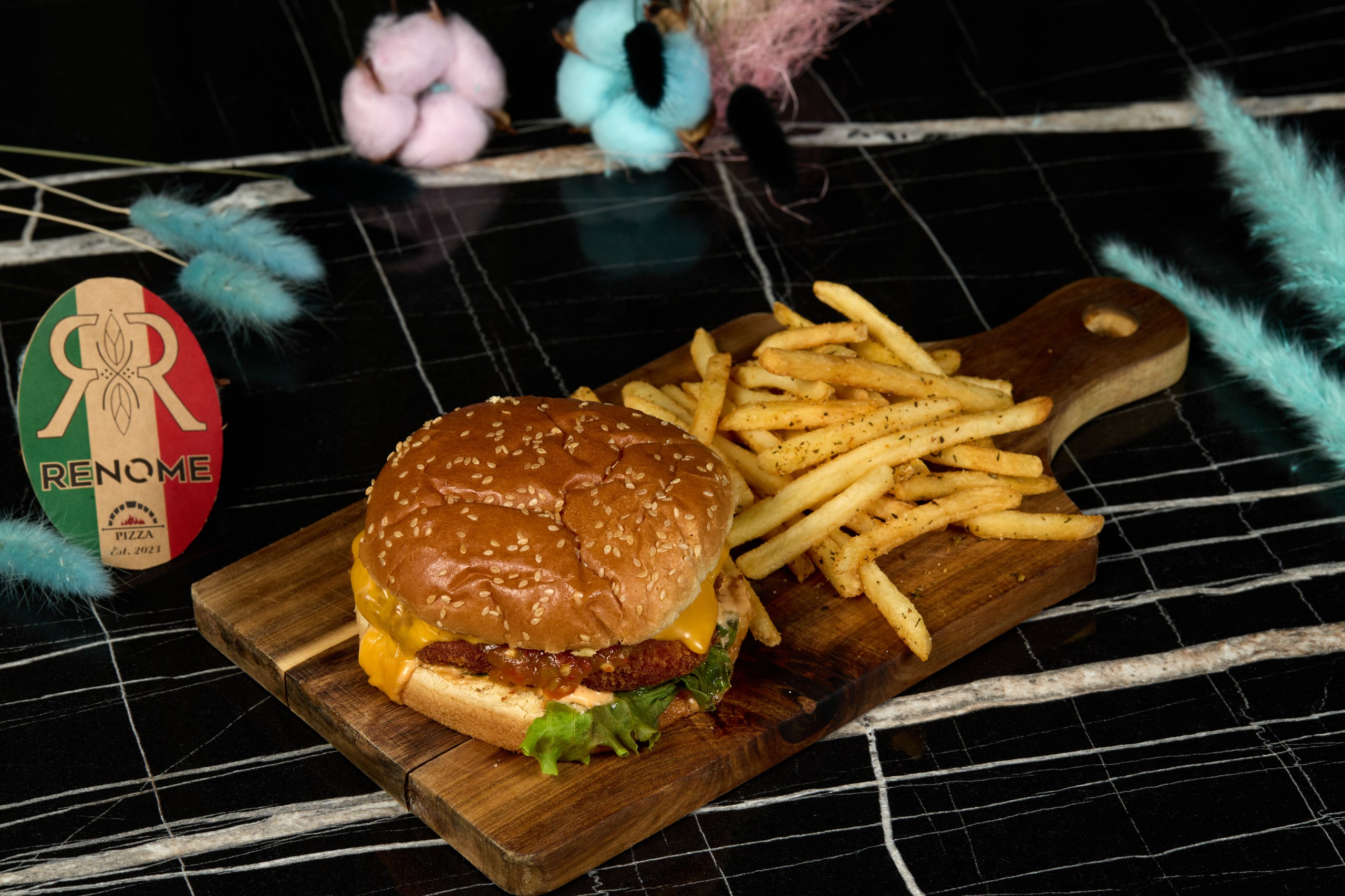 Burger cu mini șnițel