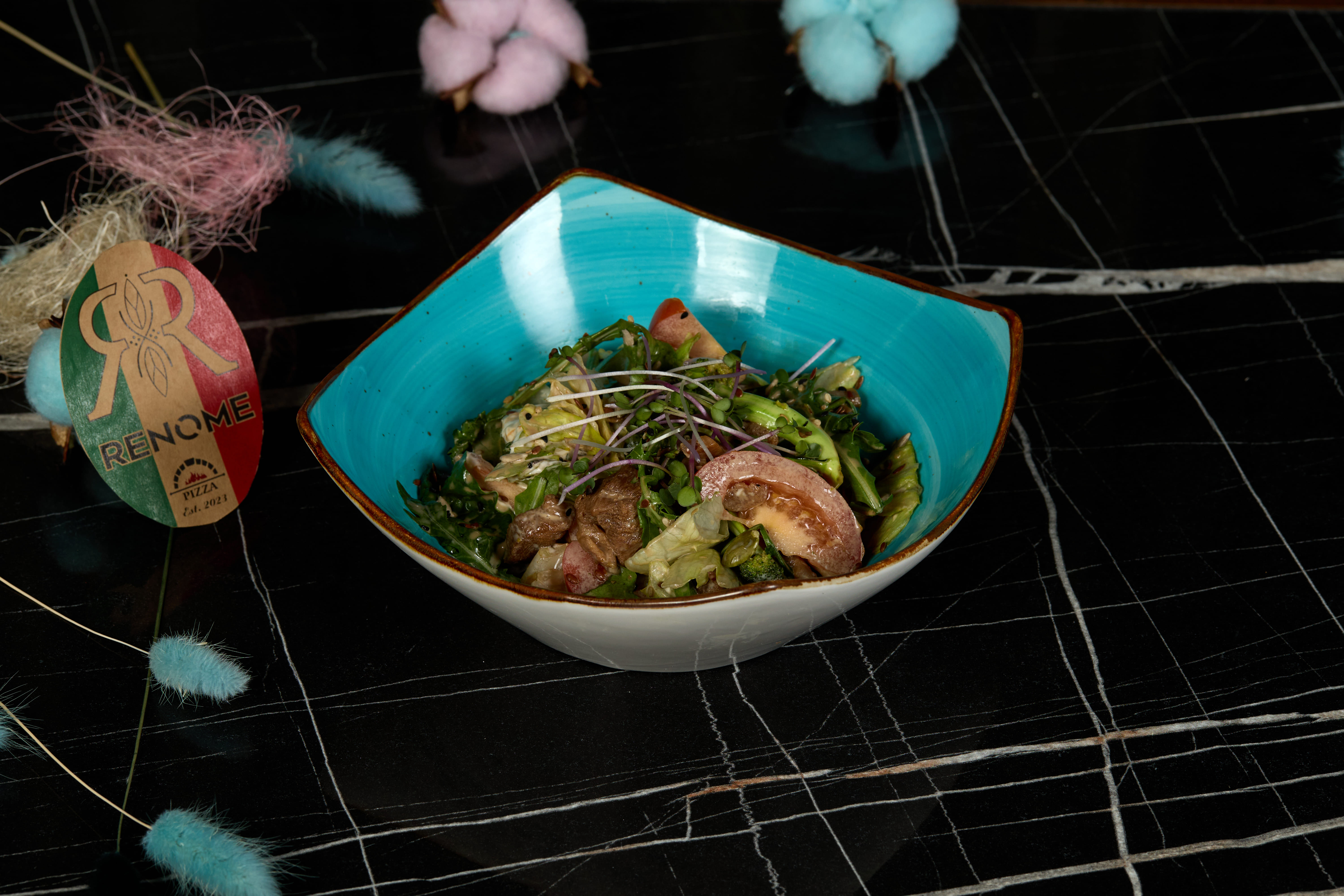 Salată caldă cu carne