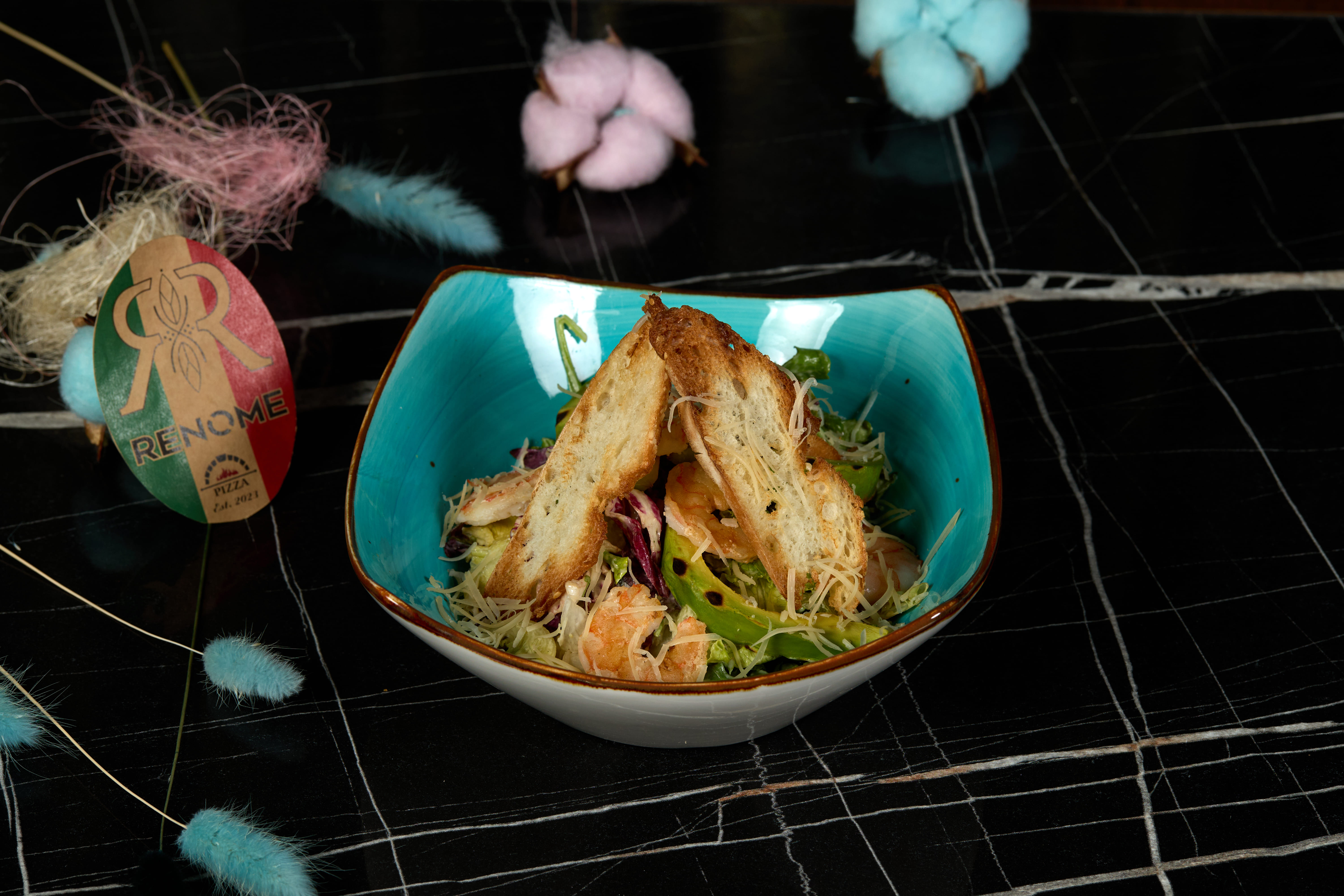 Cu creveți și avocado la grătar