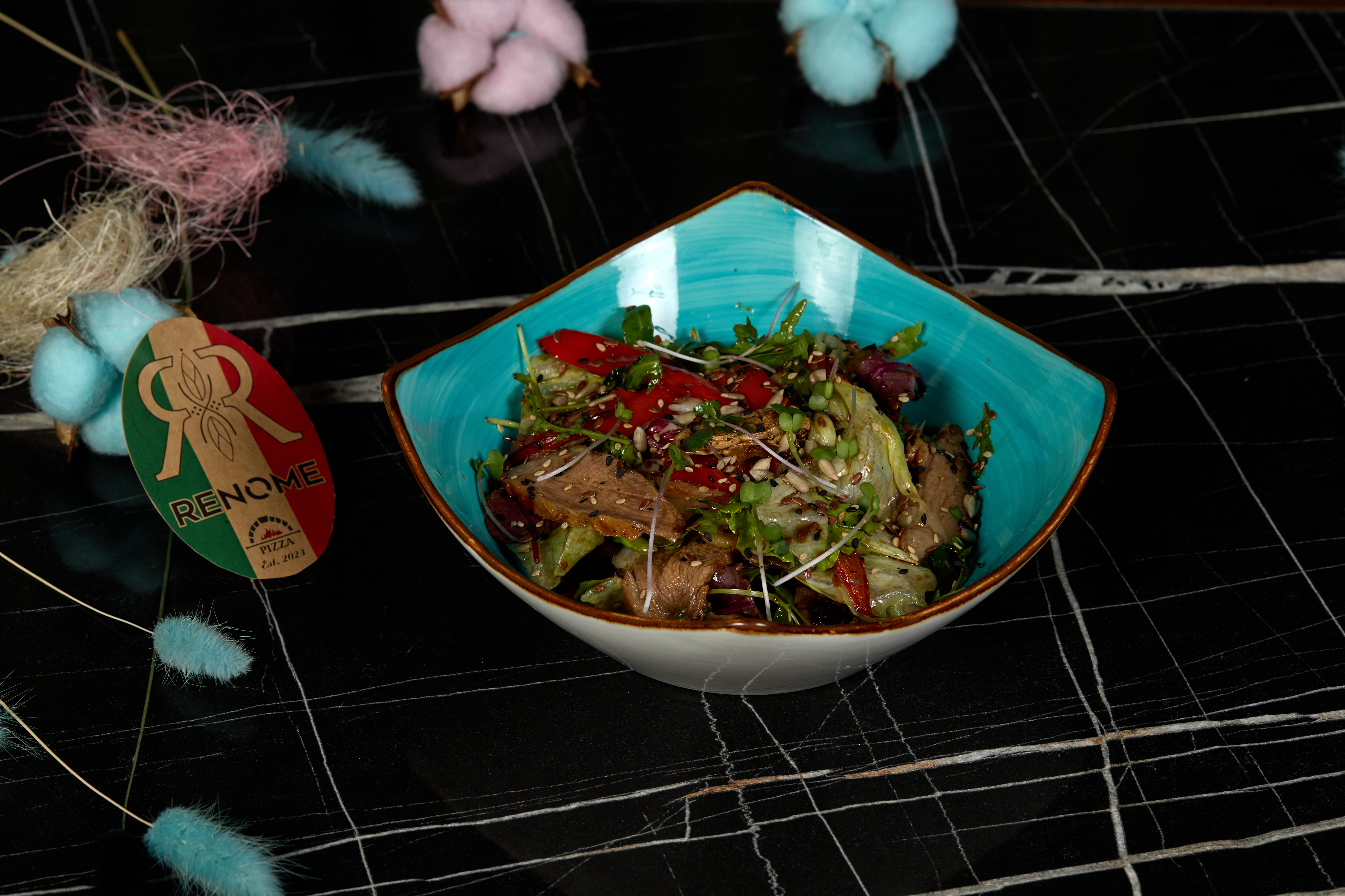 Salată grill cu ceafă de porc