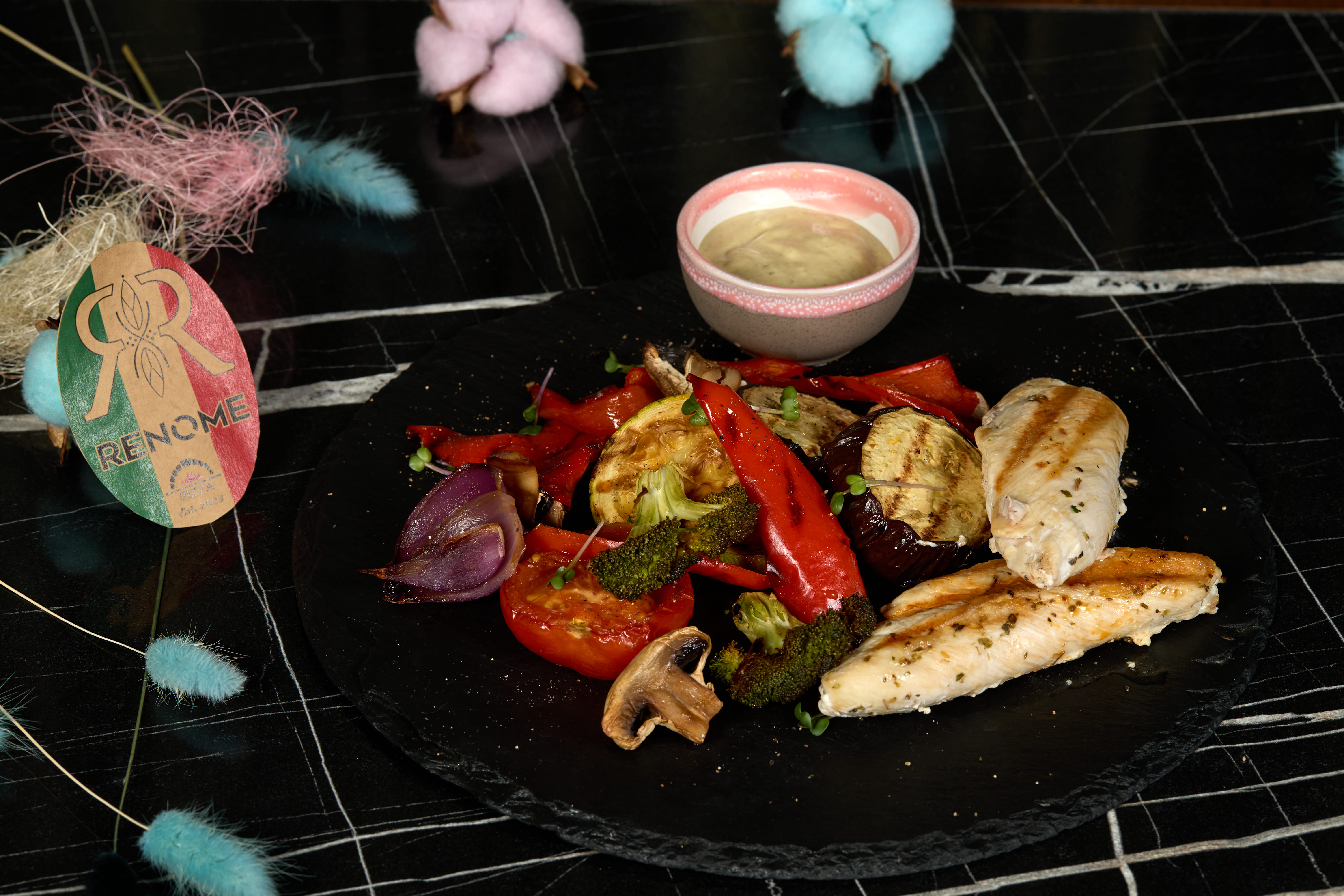 Piept de pui cu legume la grătar