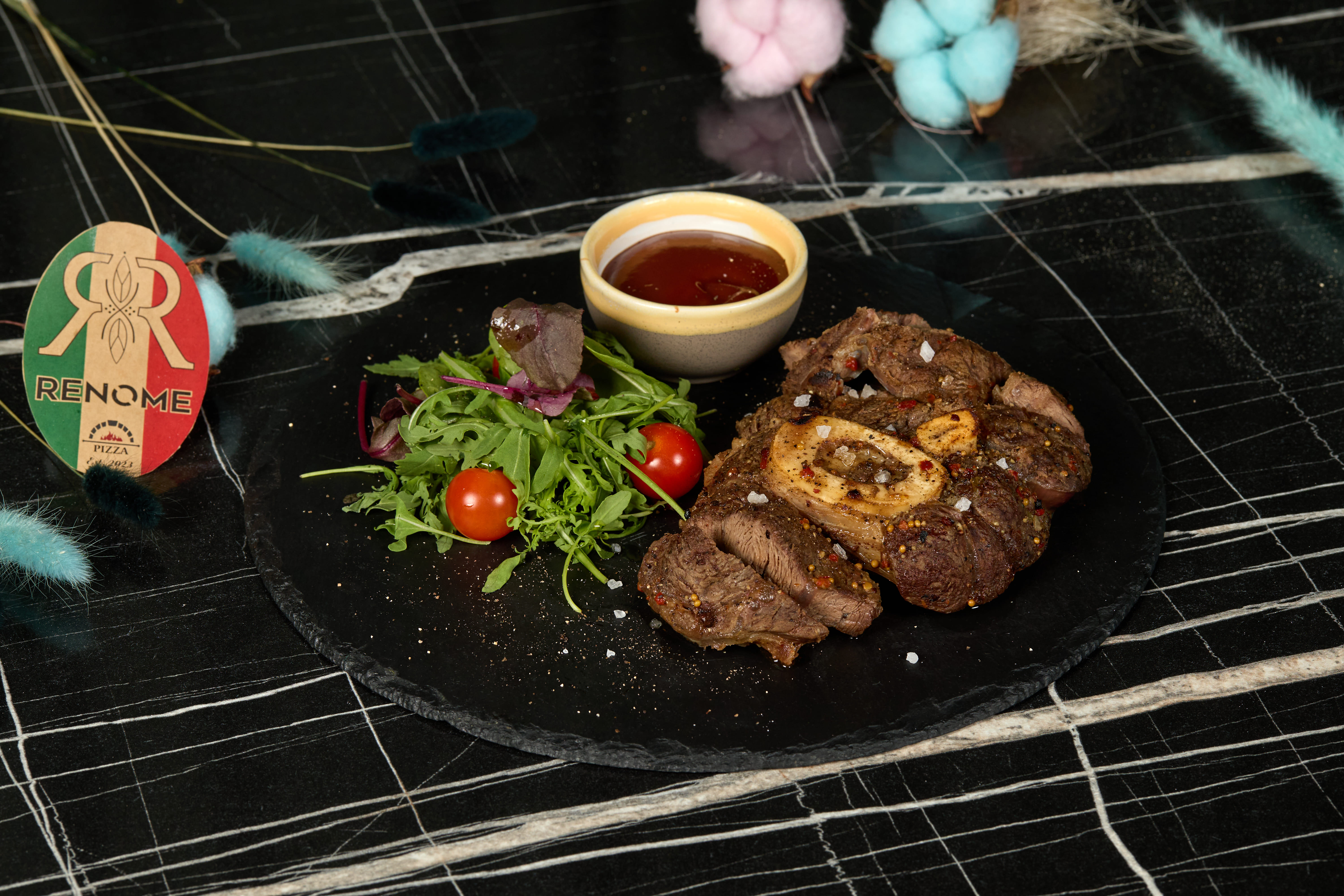 Vițel pe os cu salată ușoară